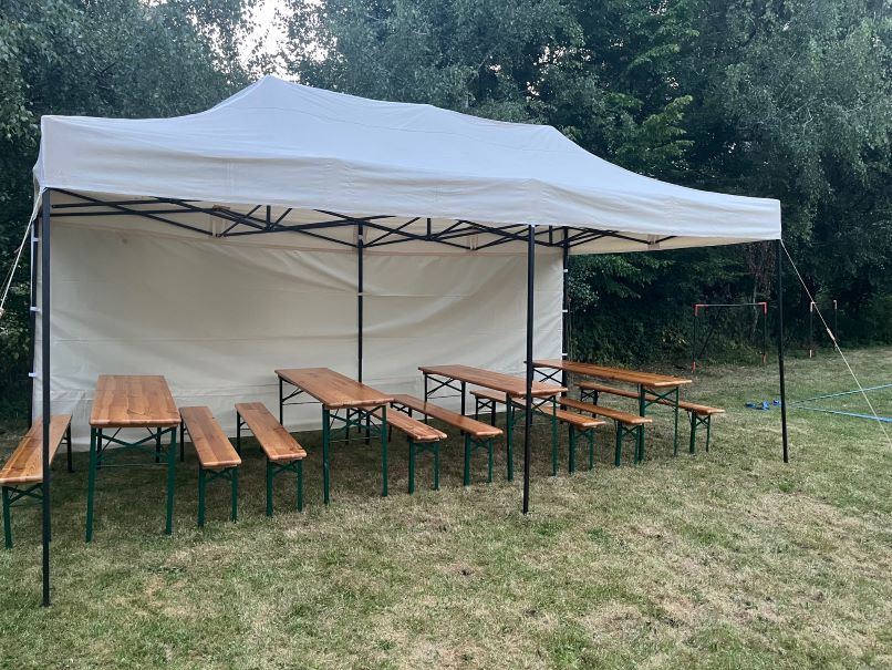 Nůžkový stan na zahradě